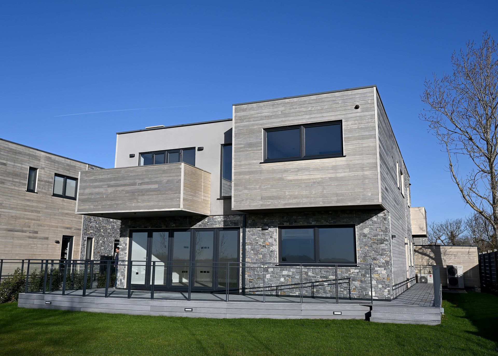 A contemporary coastal home with grey REHAU TOTAL70 tilt-and-turn windows